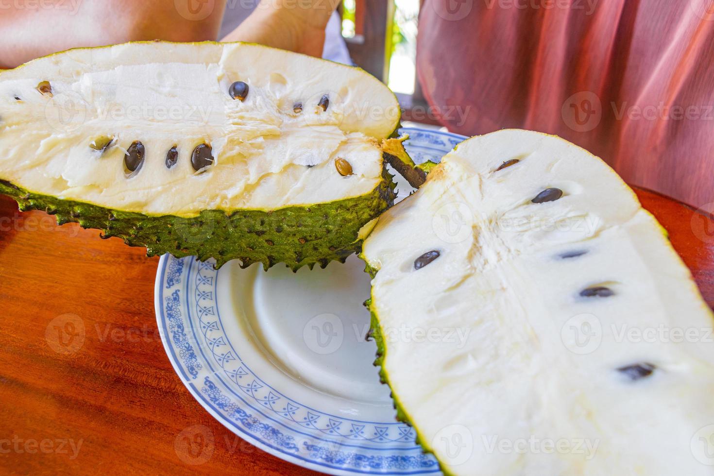 skivad soursop sauersack tropisk frukt på vit tallrik Sri Lanka. foto