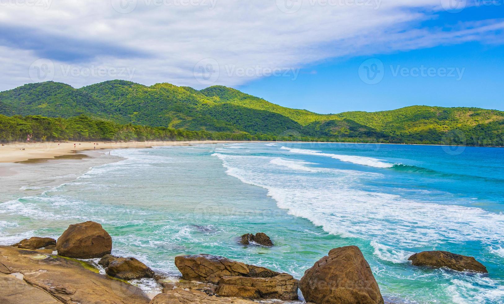 Praia Lopes Mendes Beach på den tropiska ön Ilha Grande Brasilien. foto