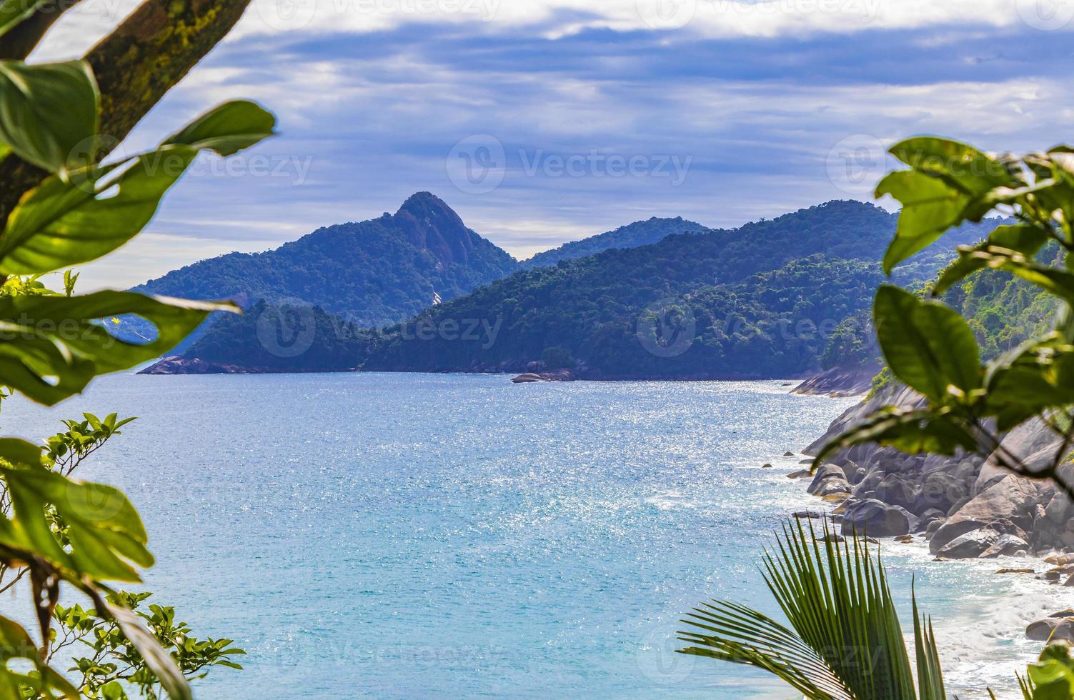 Praia Lopes Mendes Beach på den tropiska ön Ilha Grande Brasilien. foto