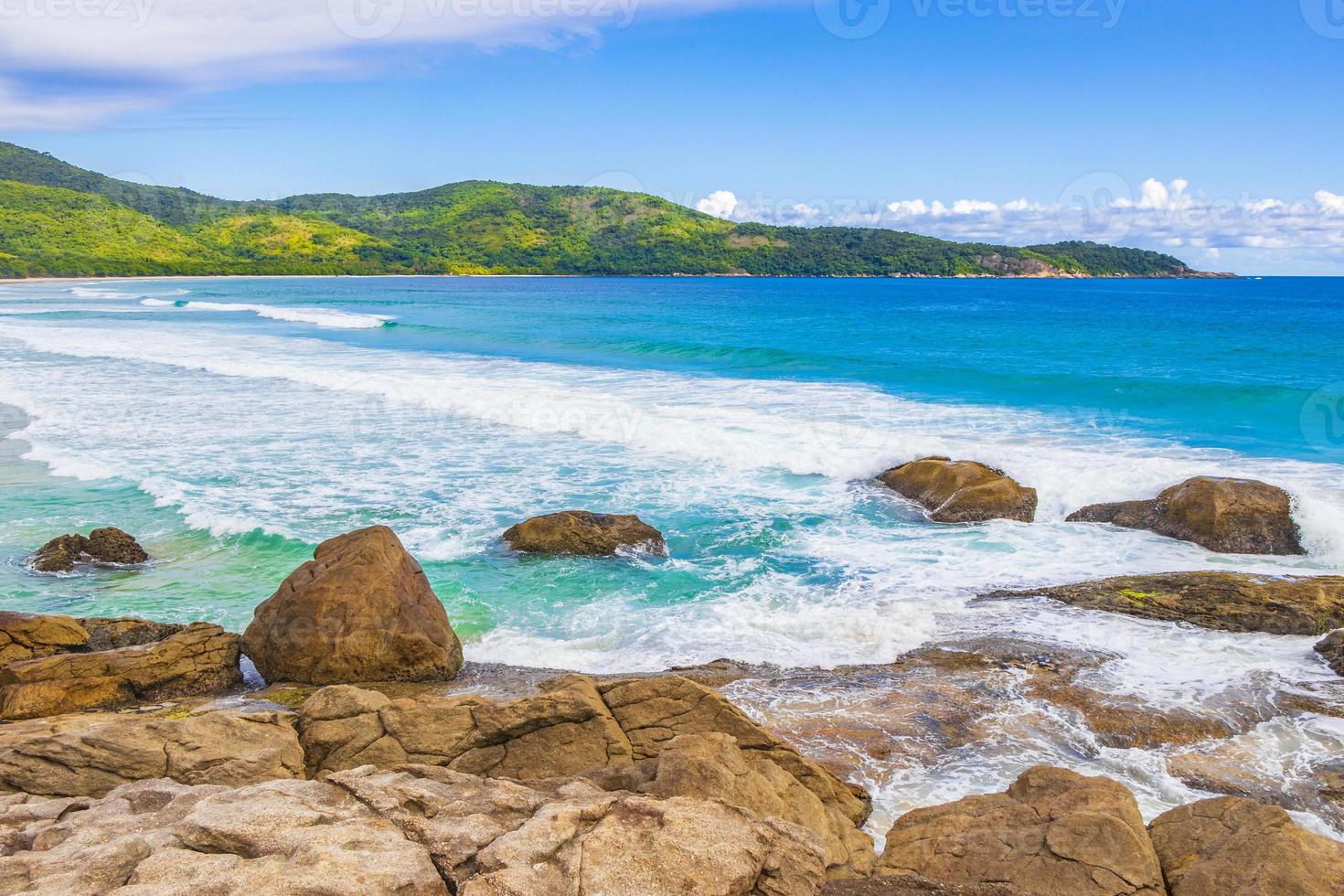 Praia Lopes Mendes Beach på den tropiska ön Ilha Grande Brasilien. foto