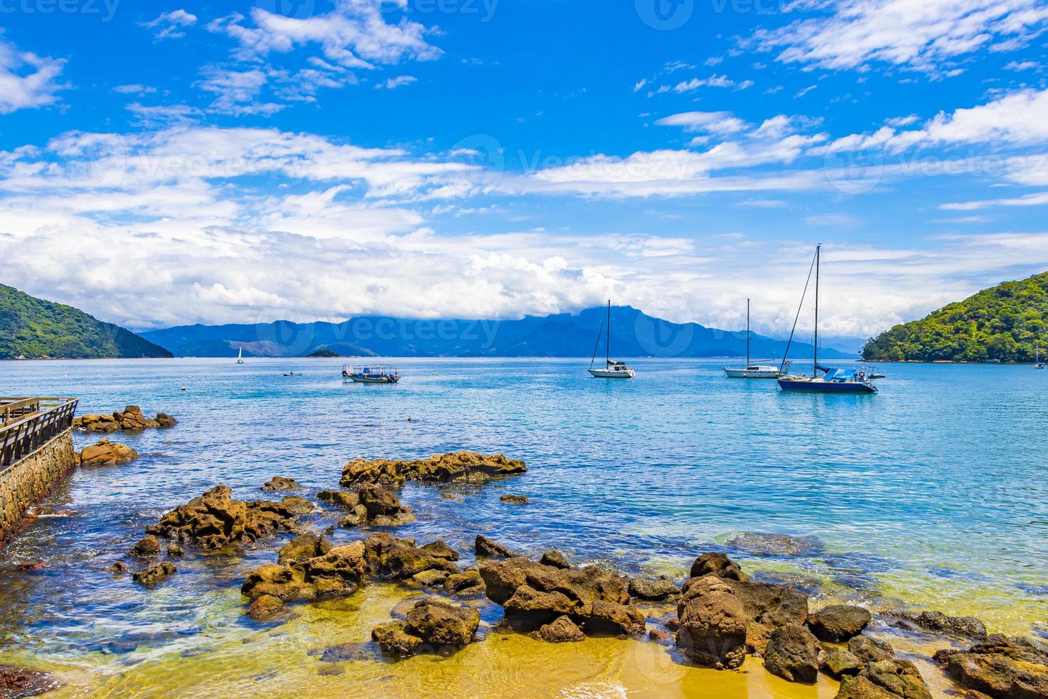 den stora tropiska ön ilha grande abraao beach brazil. foto