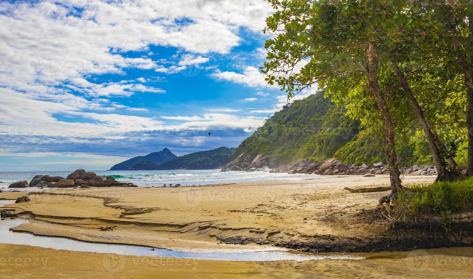 stor tropisk naturlig ö ilha grande santo antonio beach brazil. foto