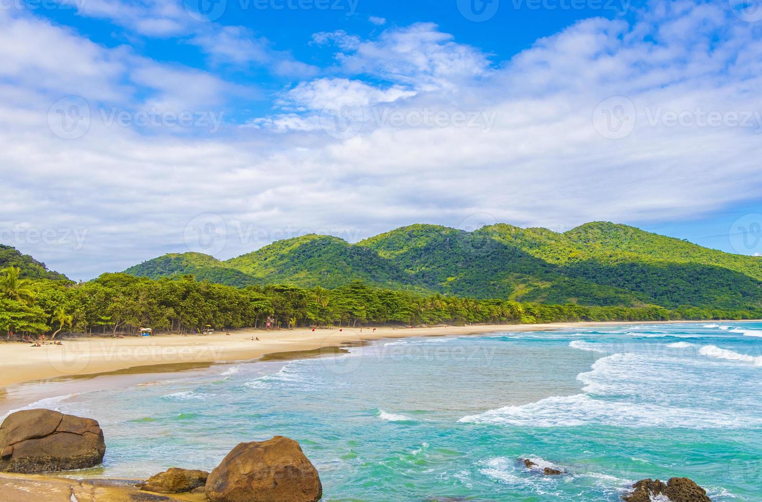 Praia Lopes Mendes Beach på den tropiska ön Ilha Grande Brasilien. foto