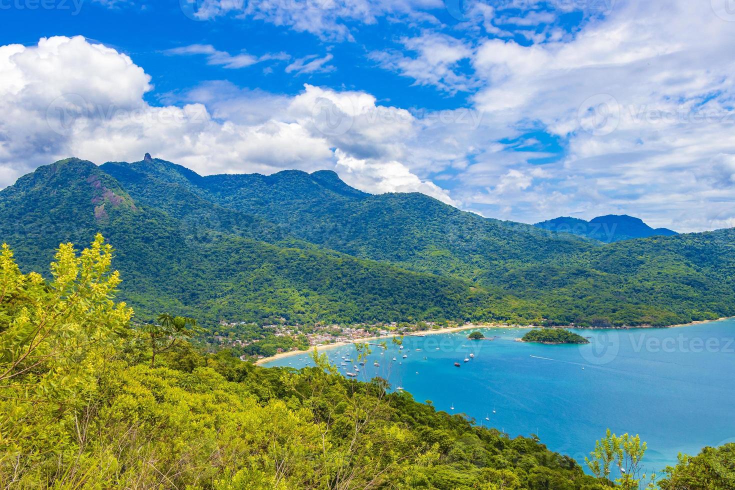 stor tropisk ö ilha grande abraao beach panorama brazil. foto