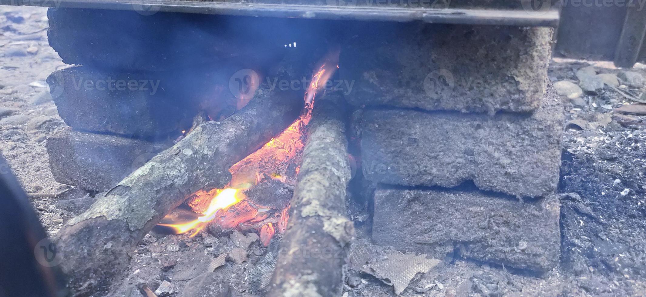 heta vedkolar med röd eld foto