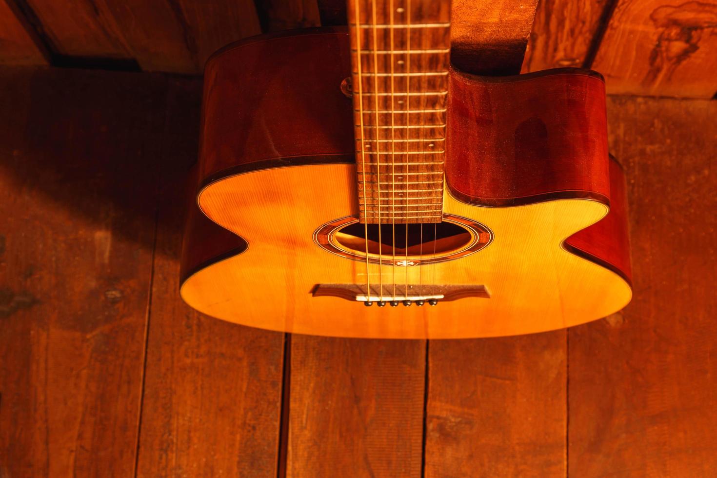 klassisk gitarr på träbakgrund foto