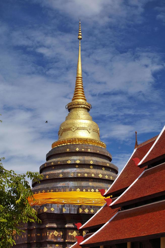 gyllene thailändska pagoden i naturligt ljus foto