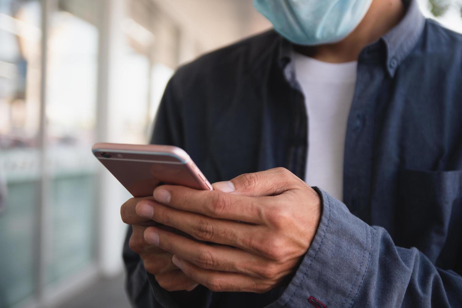 närbild hand med smartphone, mobiltelefon internetteknik foto