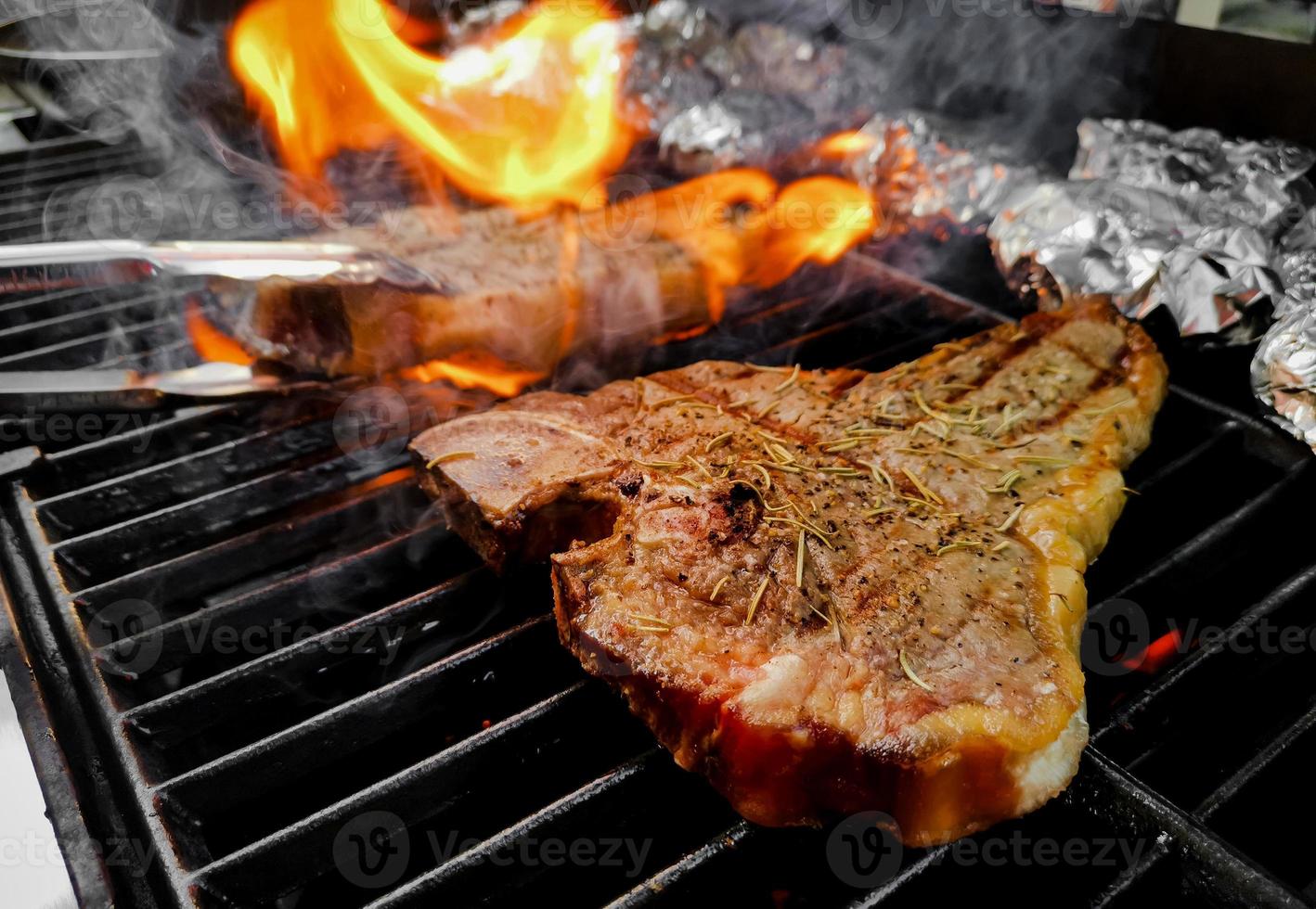 t-bone biff grillad foto