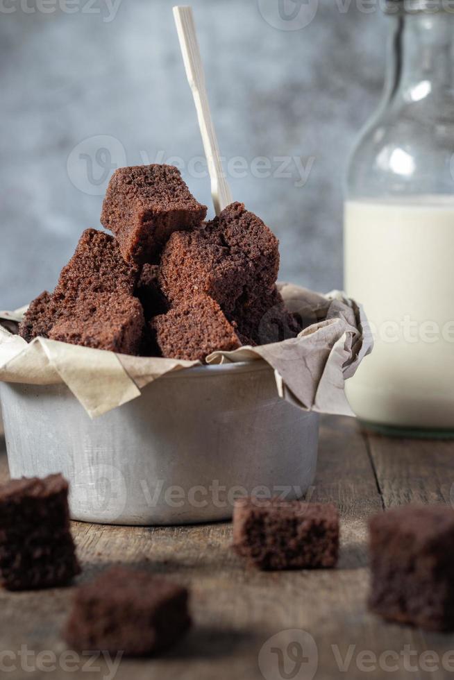 närbild choklad brownie tårta, dessert med mjölk foto