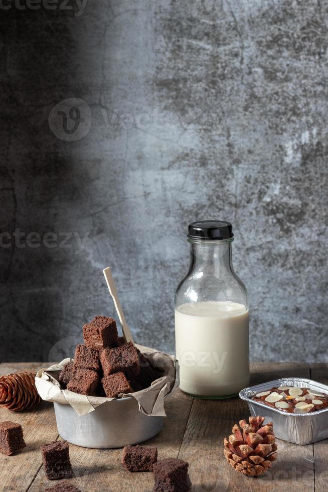 chokladkakor, dessert med mjölk foto