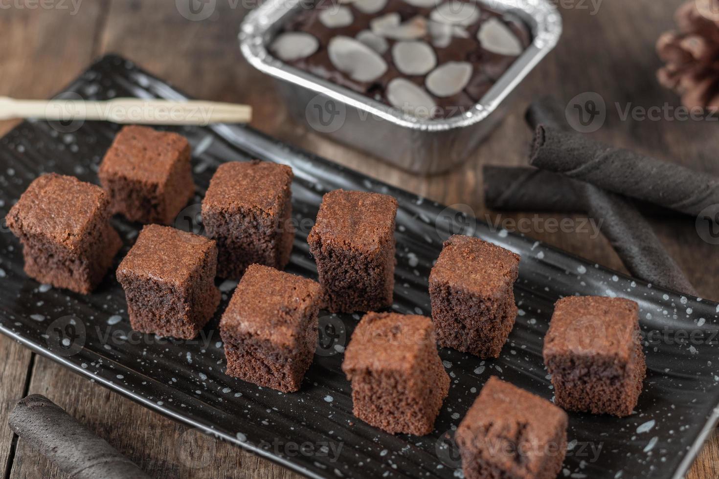 närbild choklad brownie tårta, dessert med mjölk foto