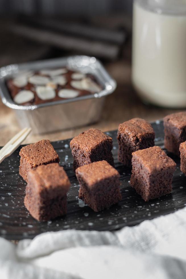 närbild choklad brownie tårta, dessert med mjölk foto