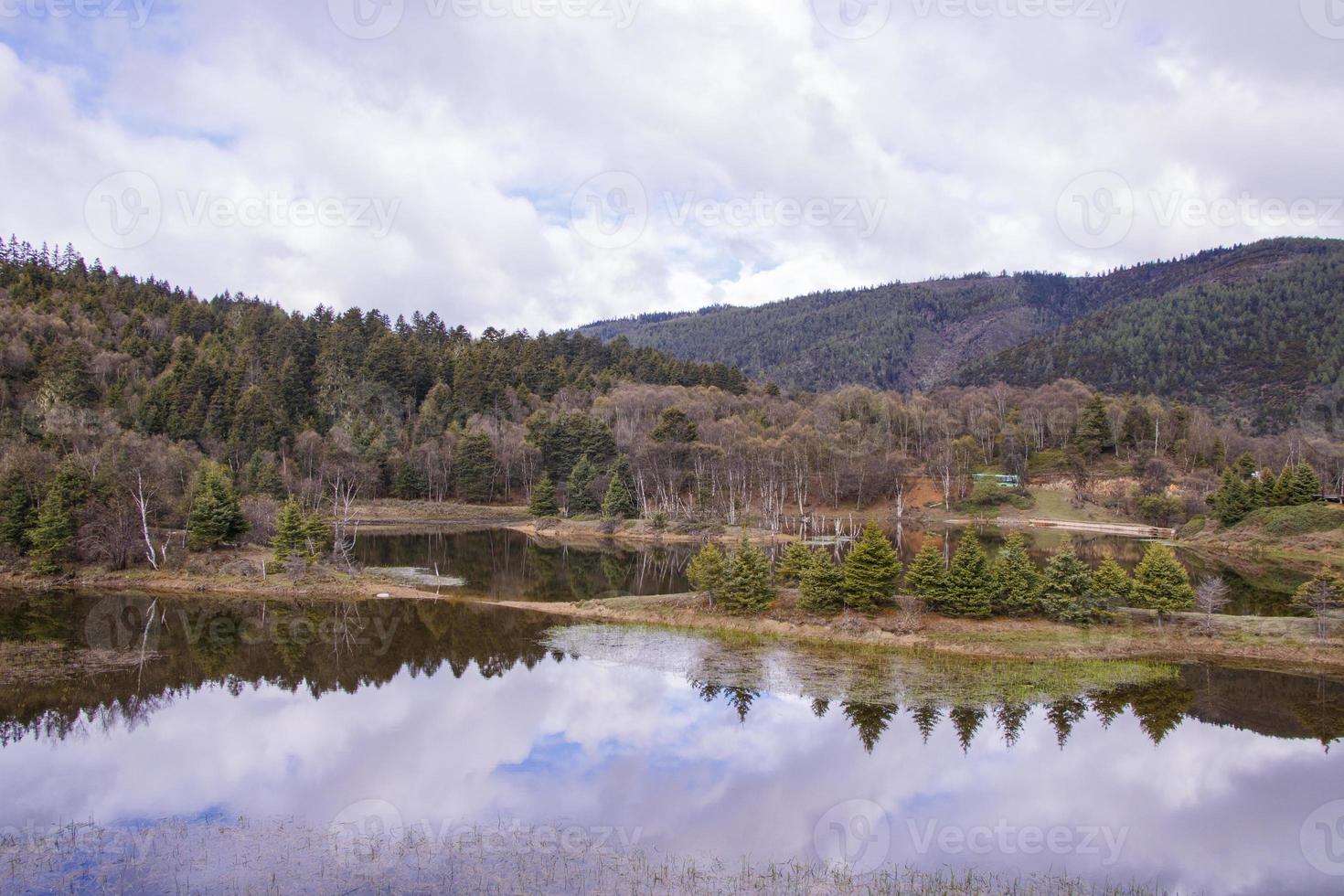 sjö i pudacuo nationalpark i shangri la, provinsen Yunnan, Kina foto