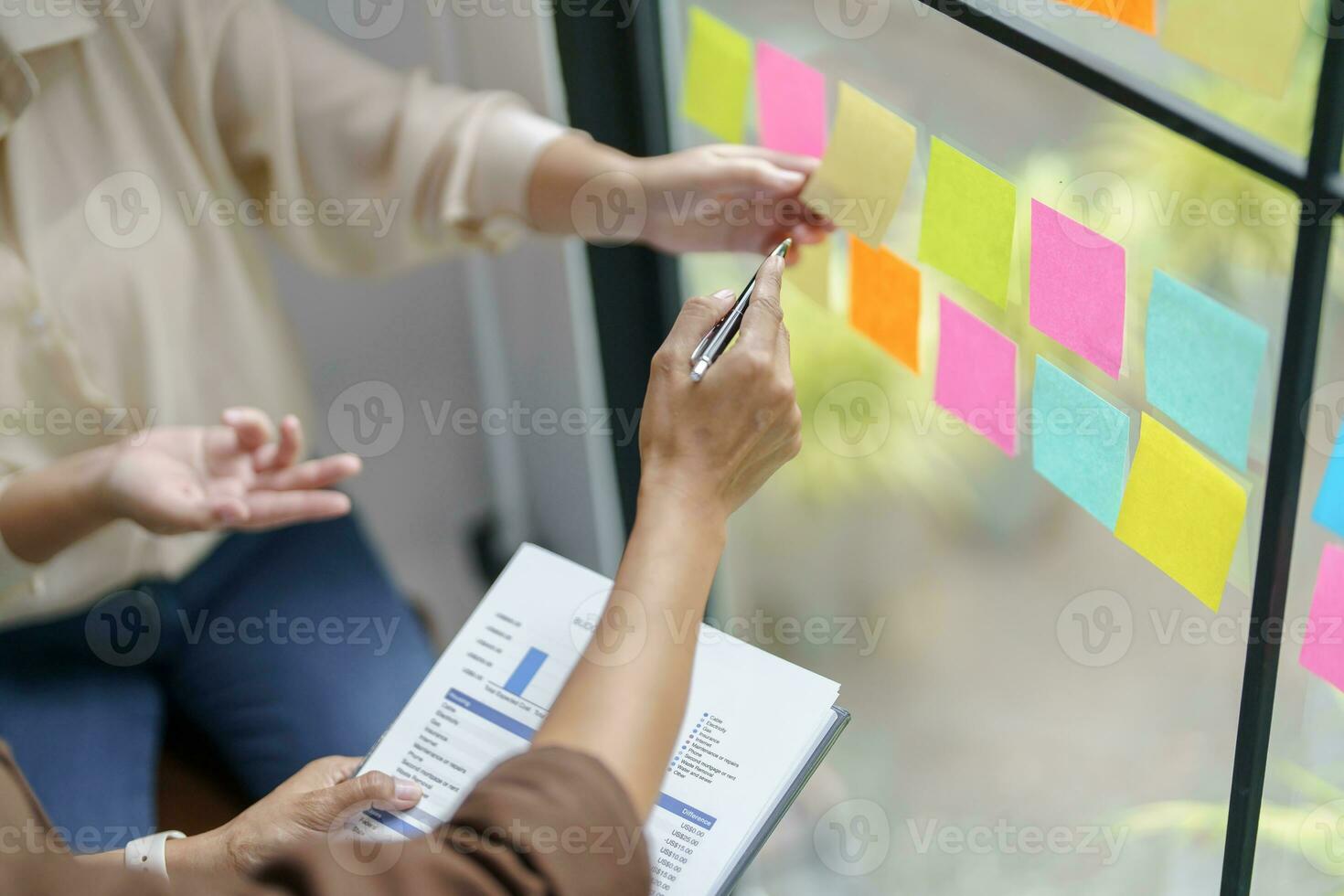 företag människor arbetssätt på klibbig anteckningar kreativ skrivning ner idéer på posta den anteckningar professionell investerare Start upp projekt företag. foto