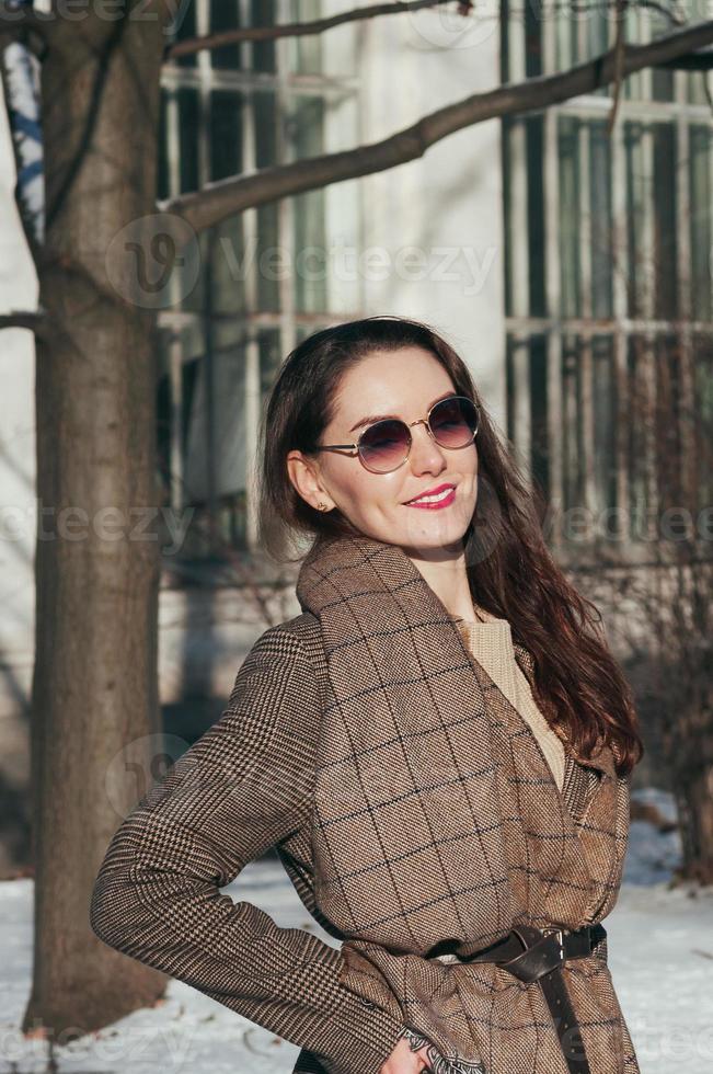 mode street style vacker flicka i vinterkläder foto