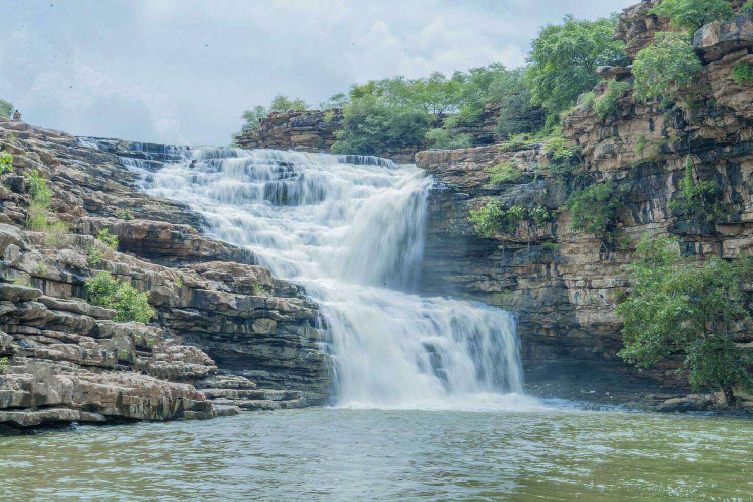 en skön se av vattenfall i Indien foto
