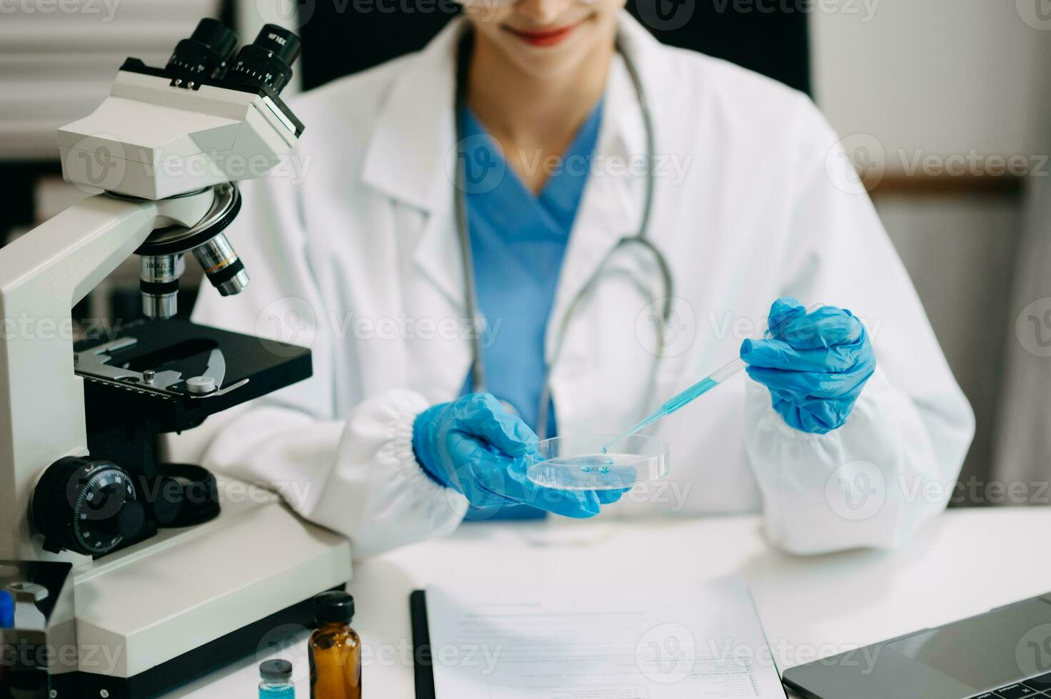 medicinsk forskning laboratorium. kvinna forskare arbetssätt med biokemisk vetenskap kemisk laboratorium foto