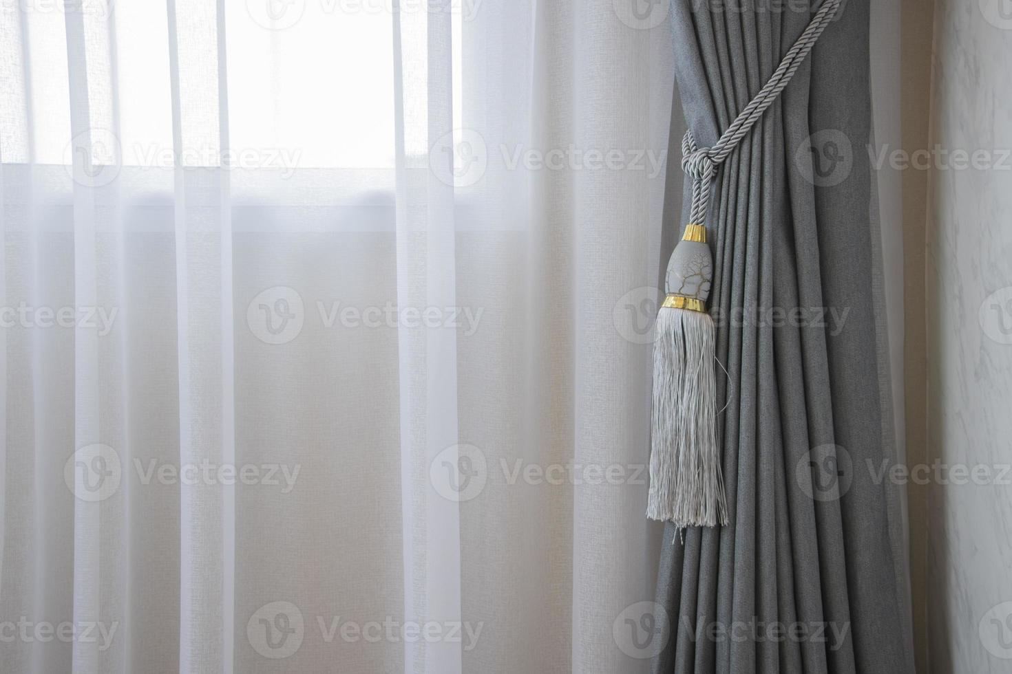 repridå, grå gardin med vit ljusridå foto