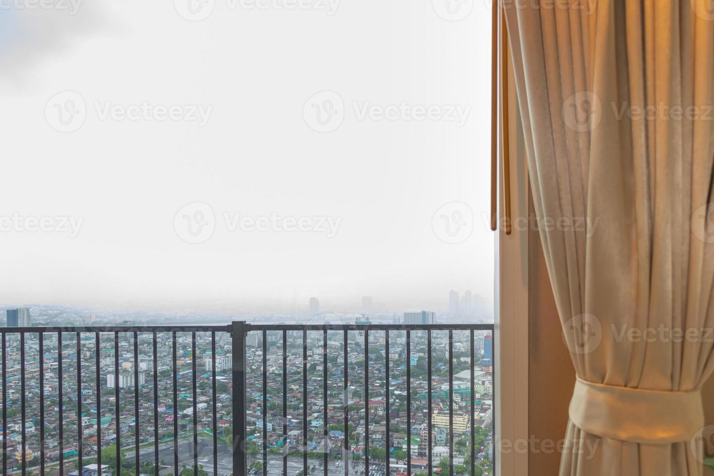 stadens atmosfär, tittar från fönstret med gardiner foto