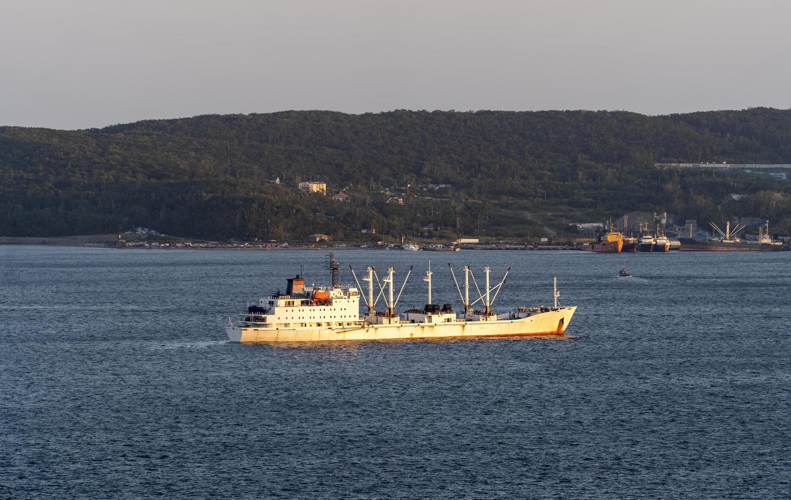 havslandskap med utsikt över ett fiskefartyg foto