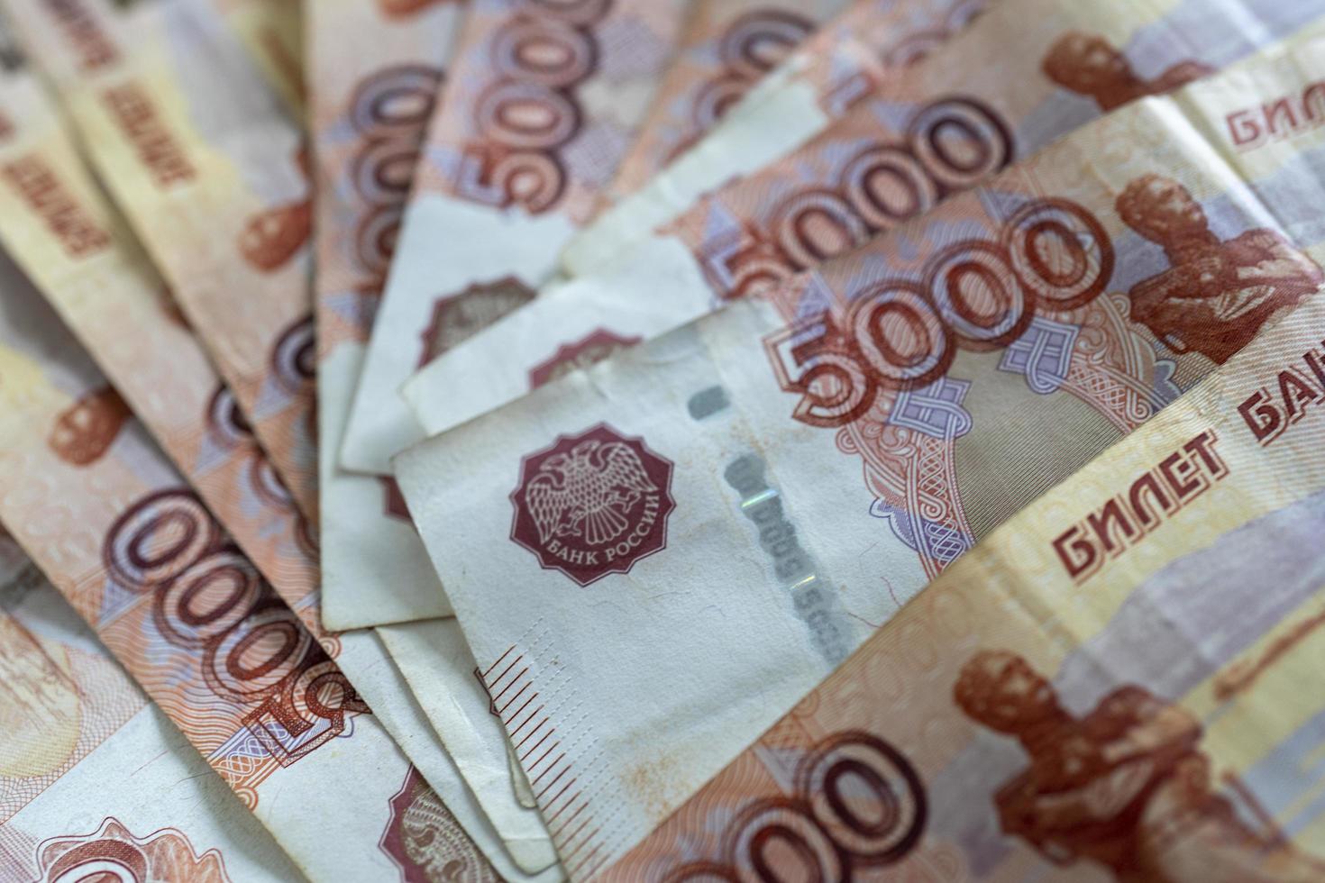 bakgrund med ryska pengar i form av fem tusen rubel foto