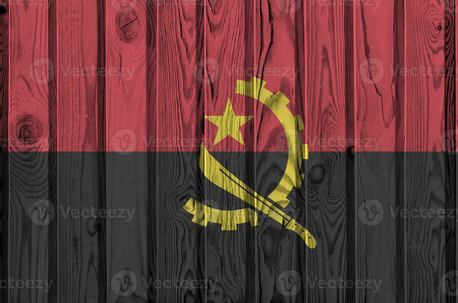 angola flagga avbildad i ljus måla färger på gammal trä- vägg. texturerad baner på grov bakgrund foto