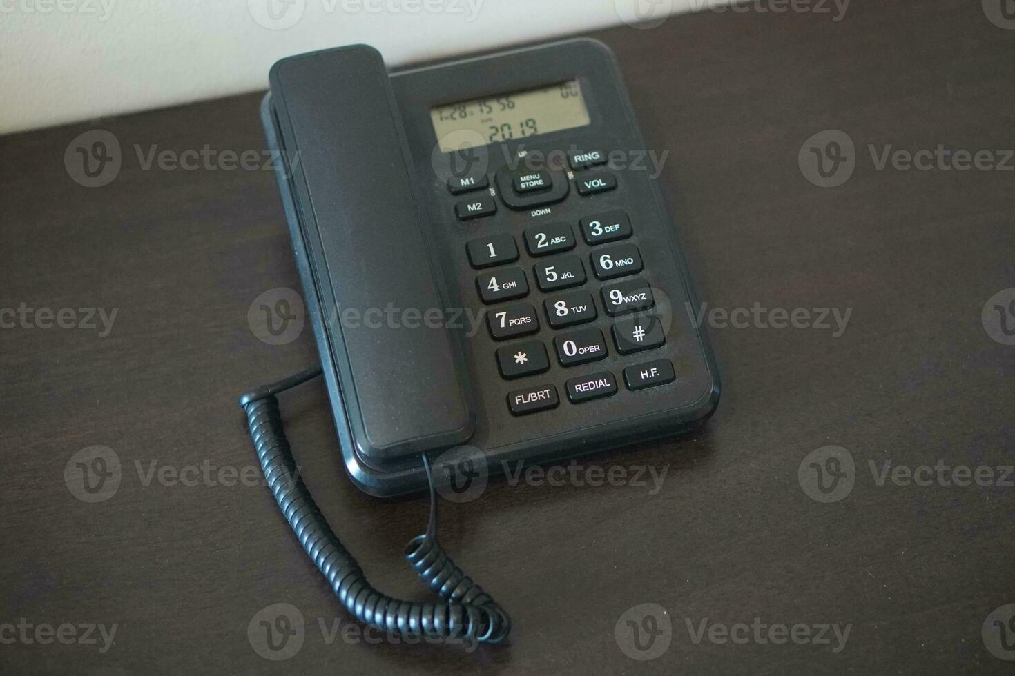topp se antik svart plast telefon på trä- tabell bakgrund, objekt, teknologi, kopia Plats foto