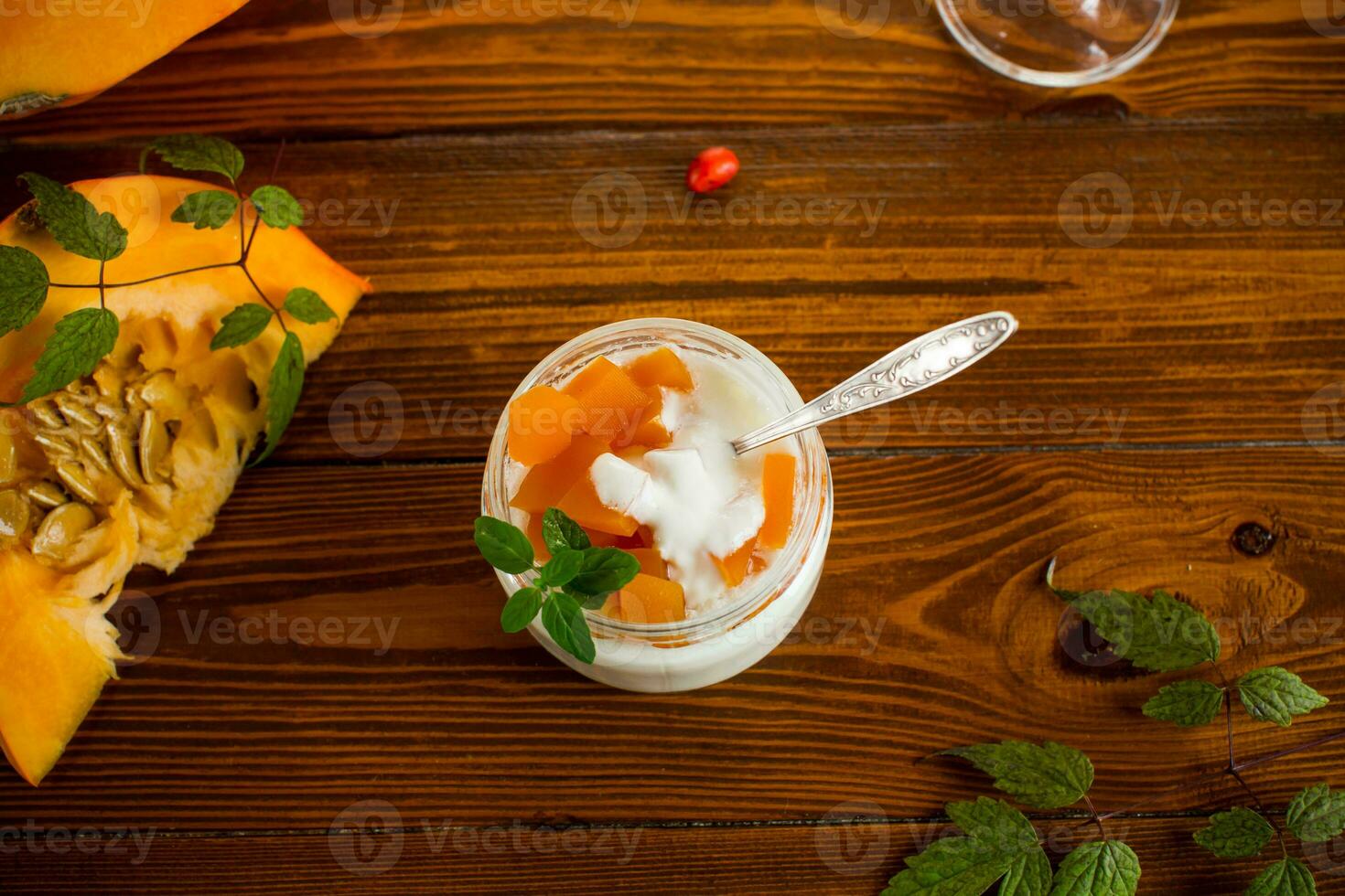 hemlagad yoghurt med bitar av pumpa marmelad. foto