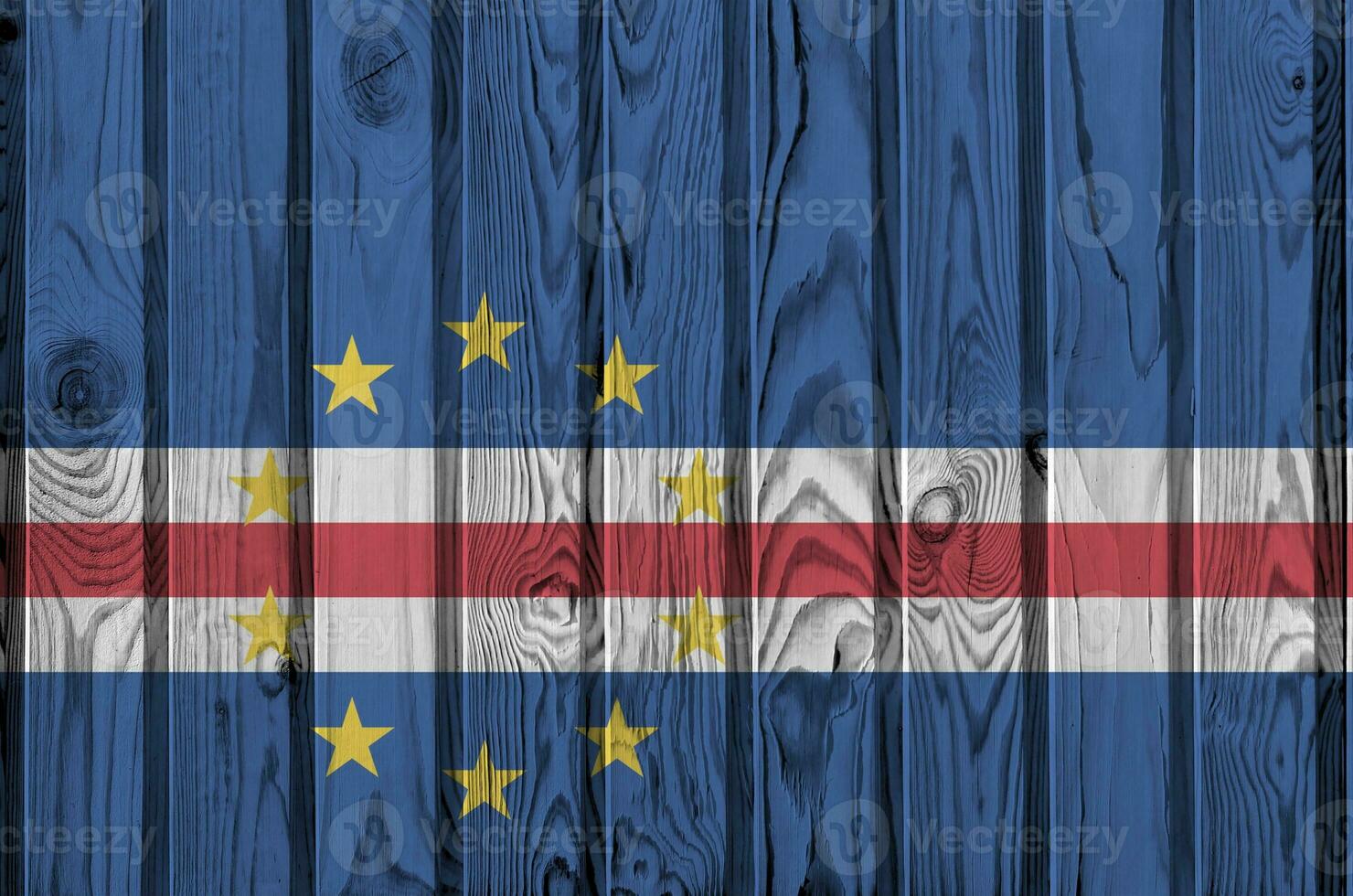 cabo verde flagga avbildad i ljus måla färger på gammal trä- vägg. texturerad baner på grov bakgrund foto