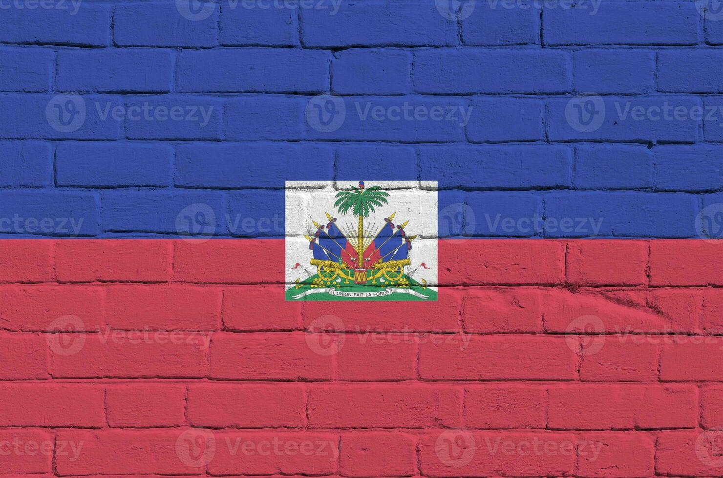 haiti flagga avbildad i måla färger på gammal tegel vägg. texturerad baner på stor tegel vägg murverk bakgrund foto