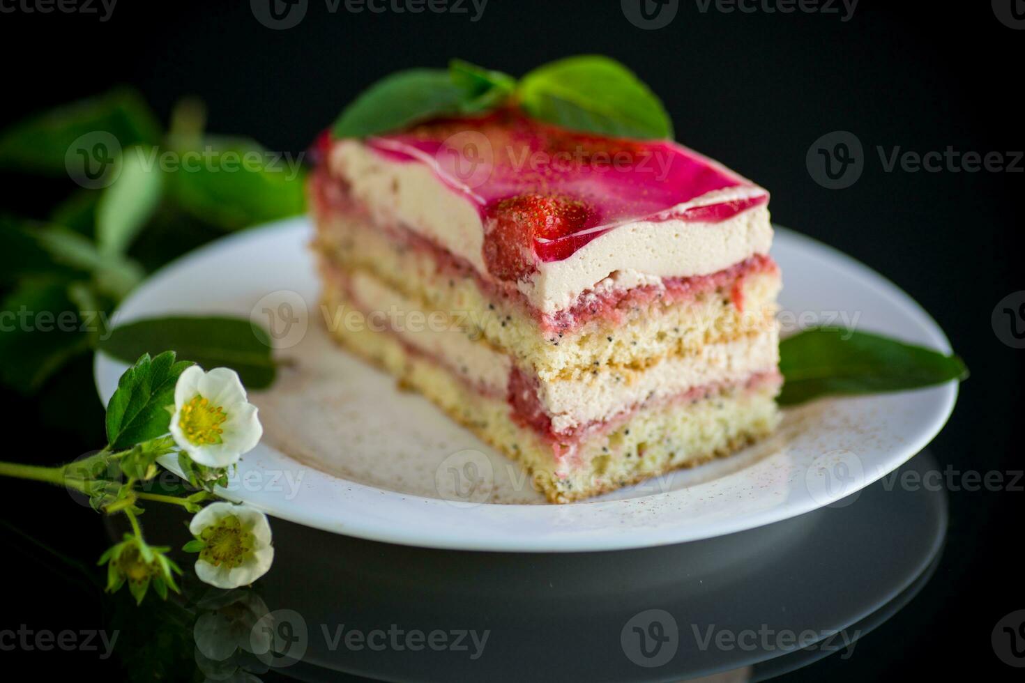 jordgubb vallmo kaka med grädde i en tallrik foto