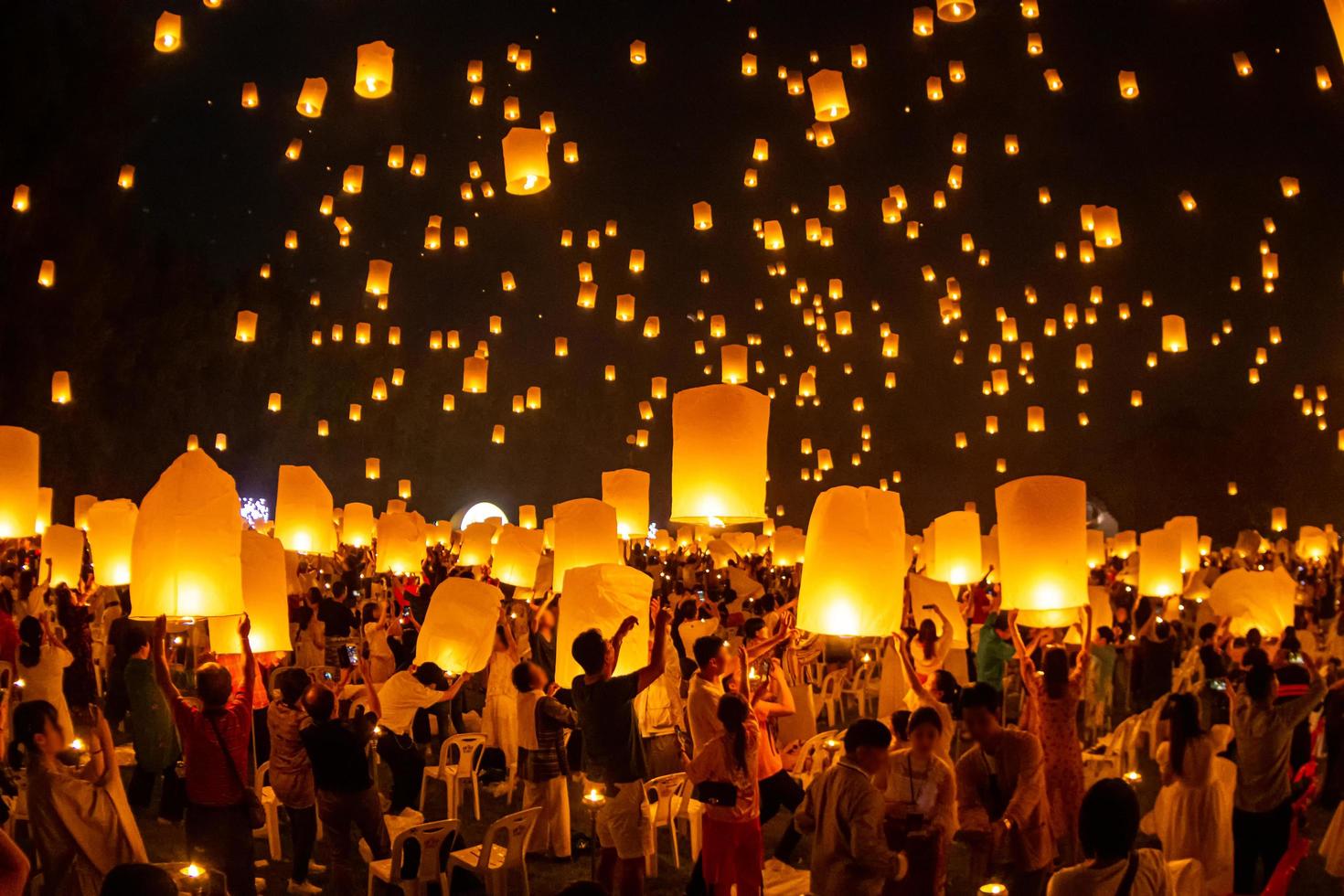 flytande lyktor på himlen i loy krathong festival foto