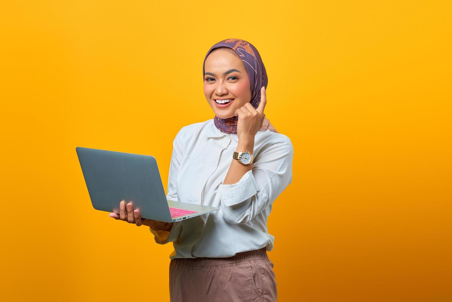 porträtt av leende asiatisk kvinna med bärbar dator har bra idéer foto