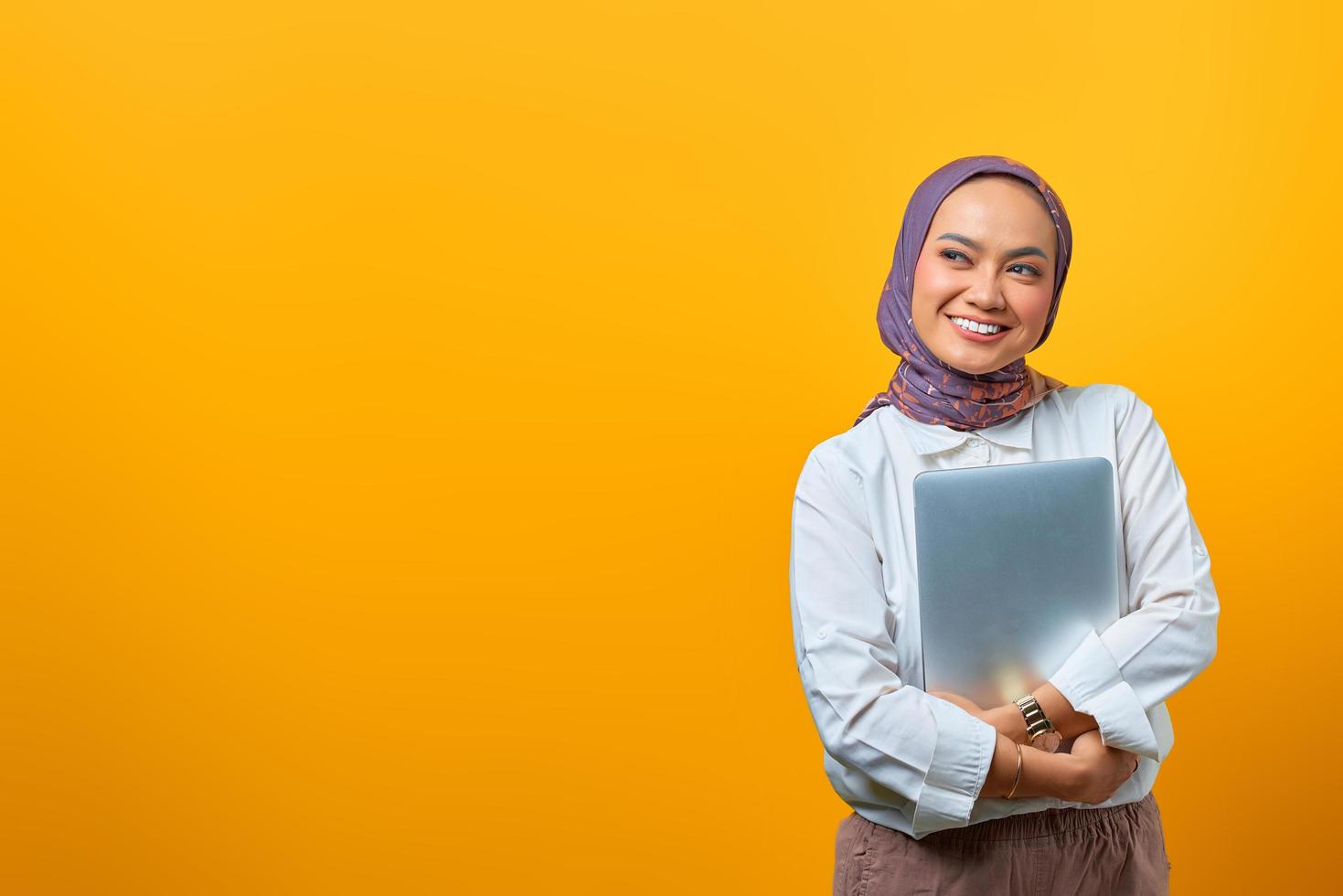 porträtt av leende asiatisk kvinna ta med bärbar dator foto