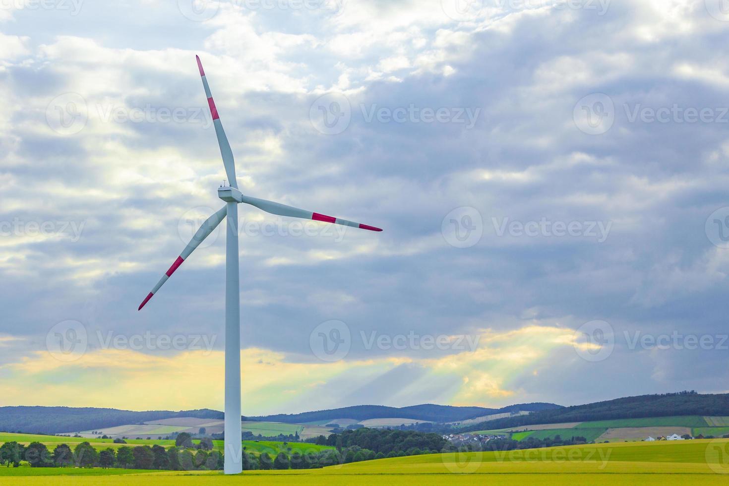 gröna och lugna jordbrukslandskap med vindkraftverk från Tyskland. foto