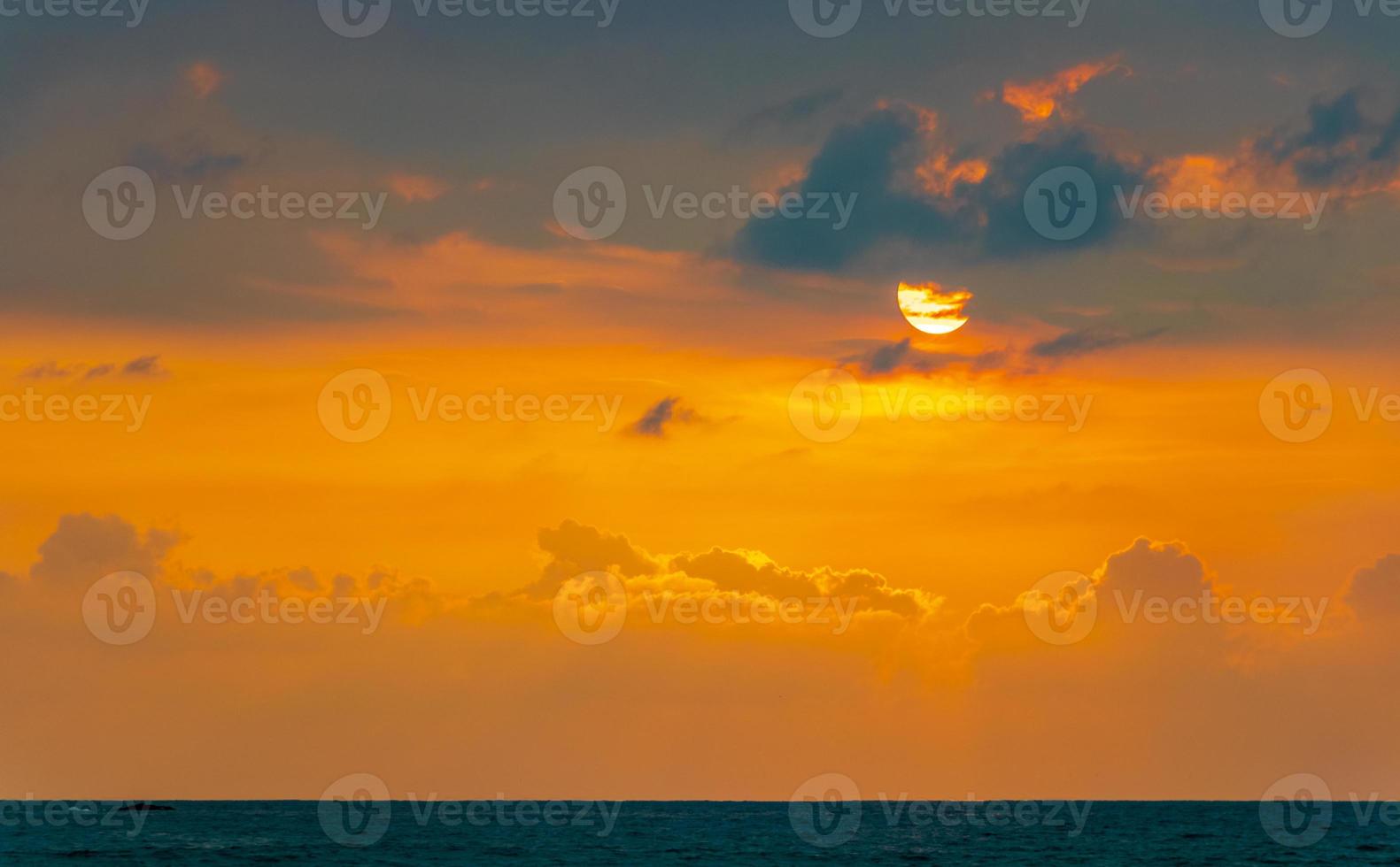 vacker färgstark solnedgång landskap panorama bentota beach sri lanka. foto