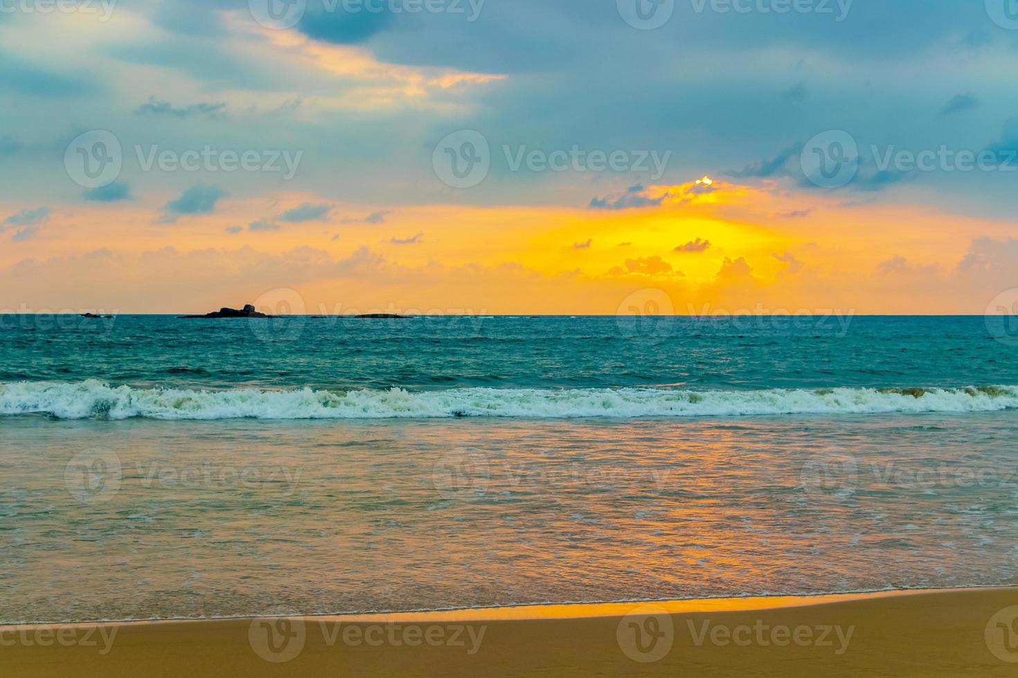 vacker färgstark solnedgång landskap panorama bentota beach sri lanka. foto