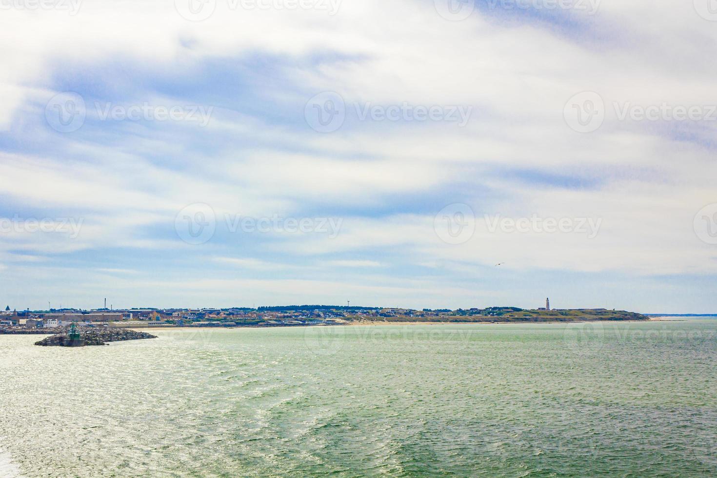 landskap panorama över kusten turkos vatten hirtshals jylland danmark. foto