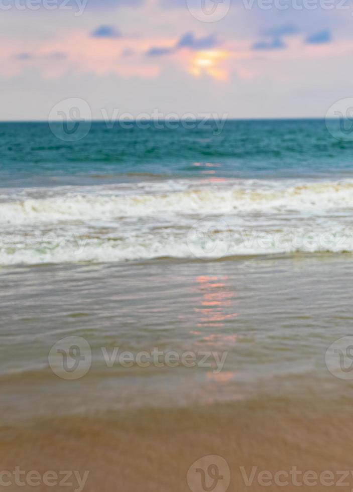 vacker färgglad suddig solnedgång panorama bentota beach sri lanka. foto