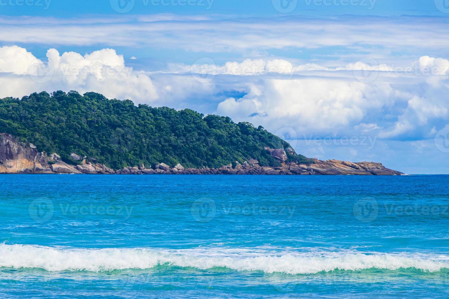 Praia Lopes Mendes Beach på den tropiska ön Ilha Grande Brasilien. foto