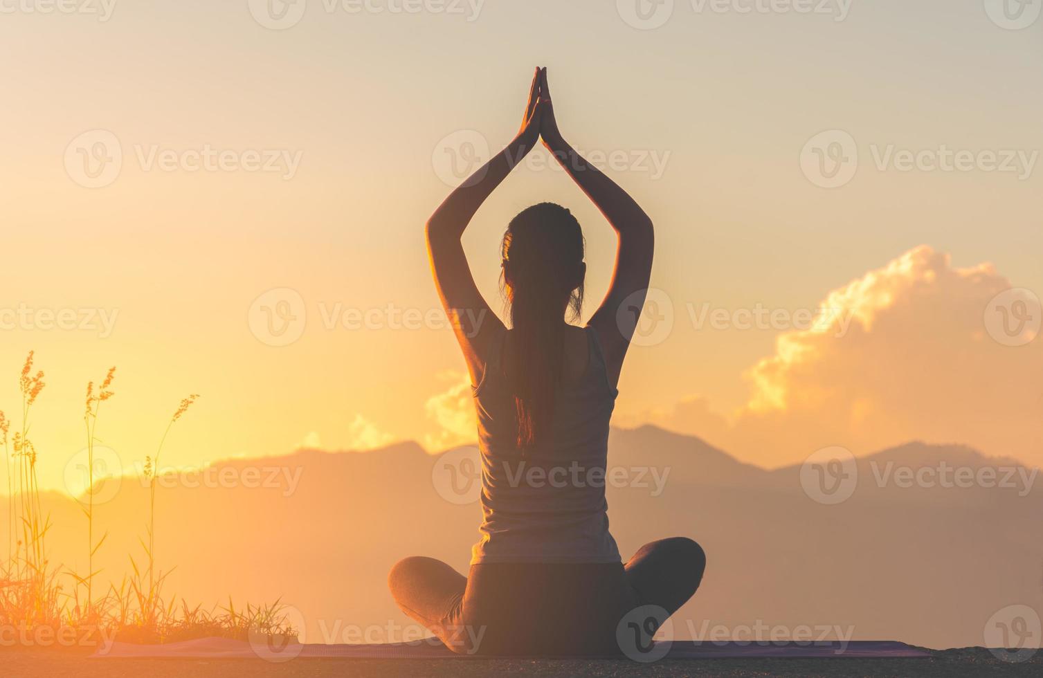 silhuett av en kvinna som gör yoga foto