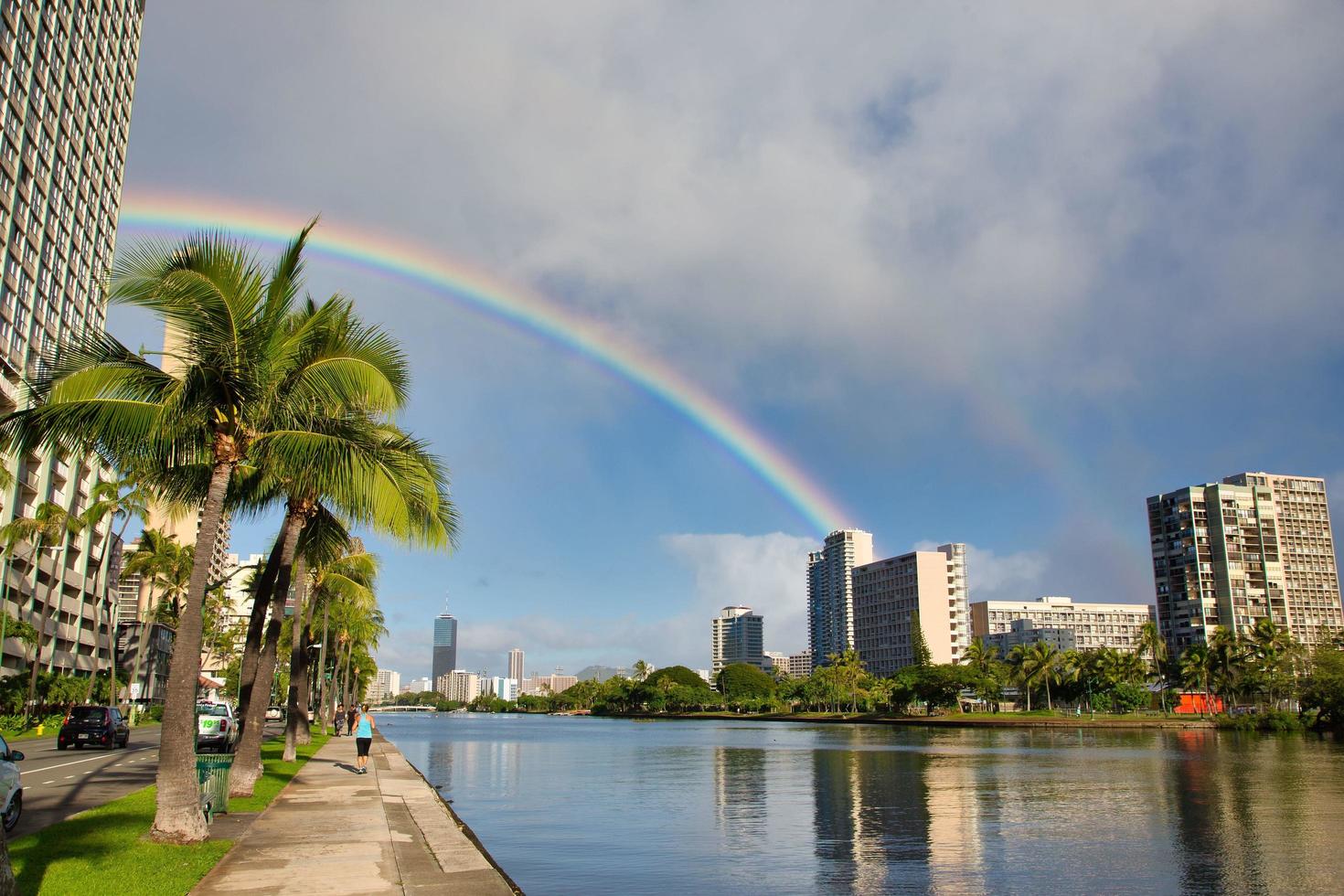 regnbåge vid ala wai -kanalen honolulu hawaii foto