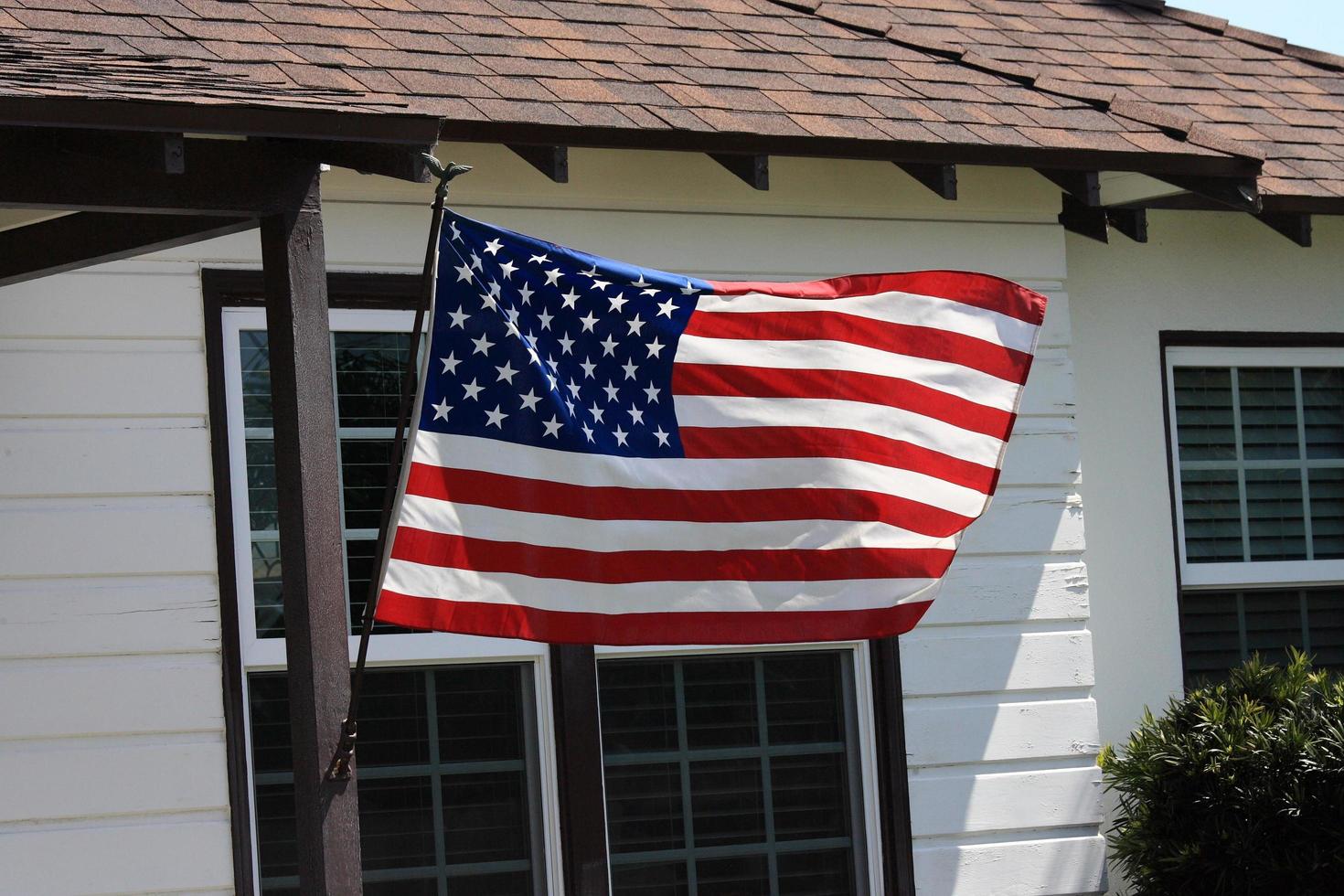 den stjärnspannade bannern vid ytterdörren till ett amerikanskt hus foto