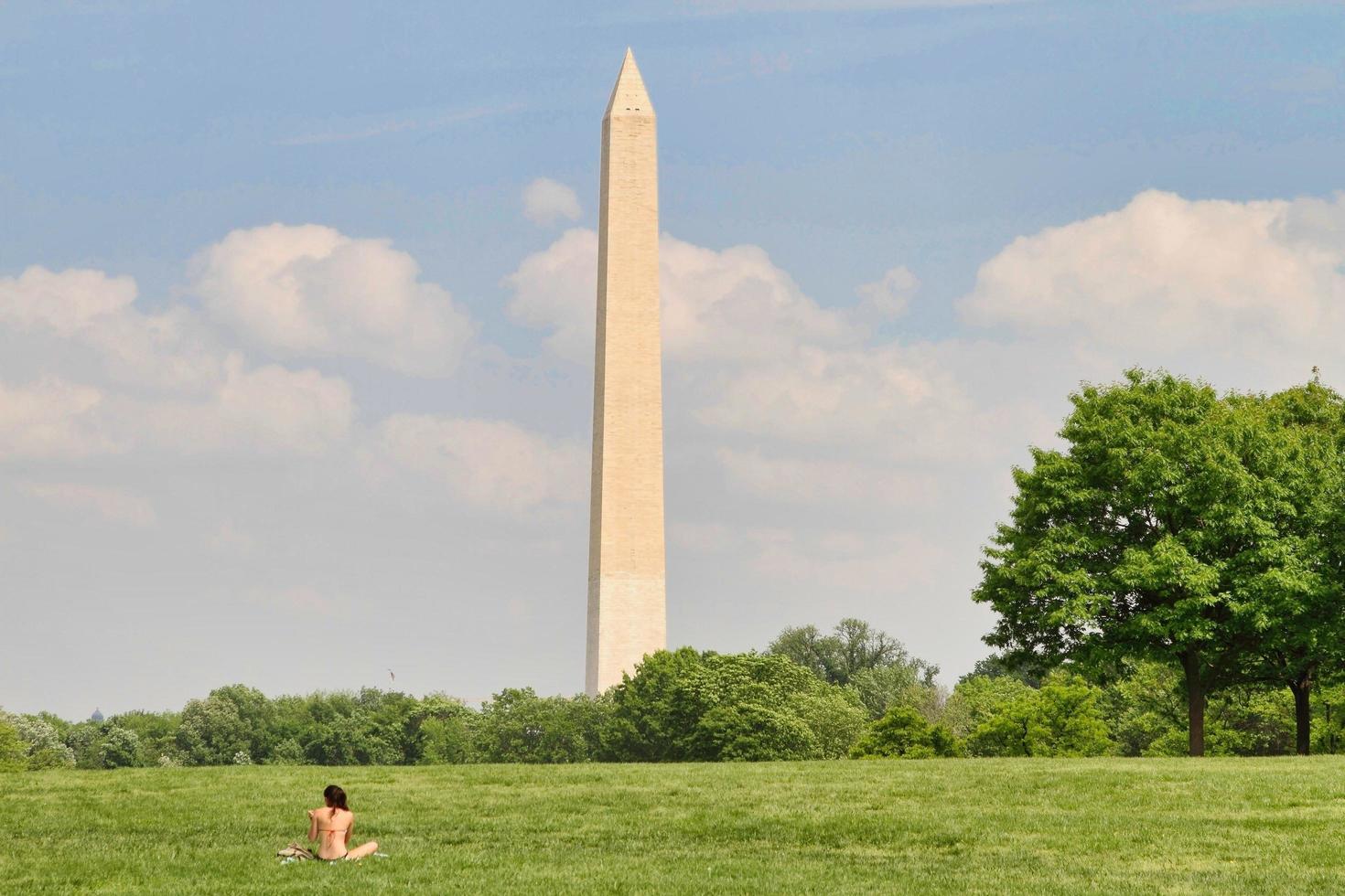 washington monument och amerikanska flaggan vid washington dc foto