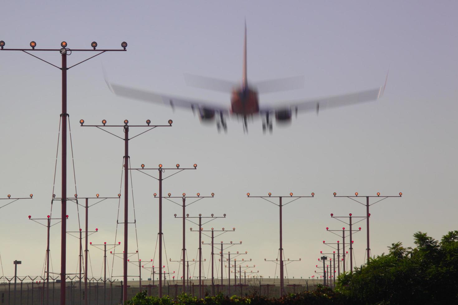 flygplan landar på los angeles internationella flygplats foto