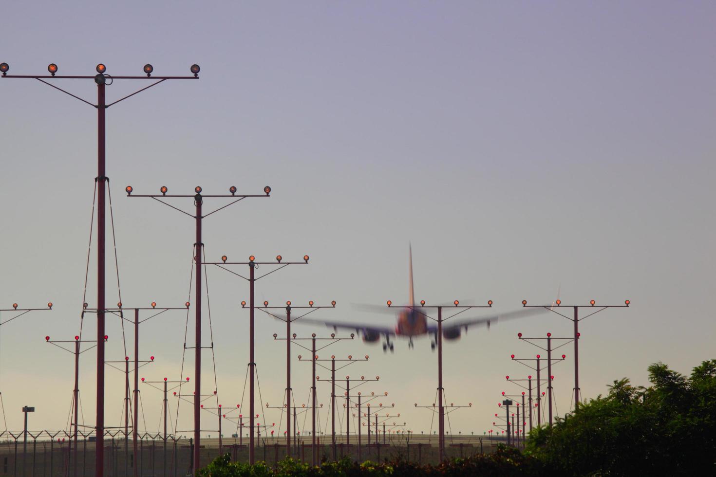 flygplan landar på los angeles internationella flygplats foto