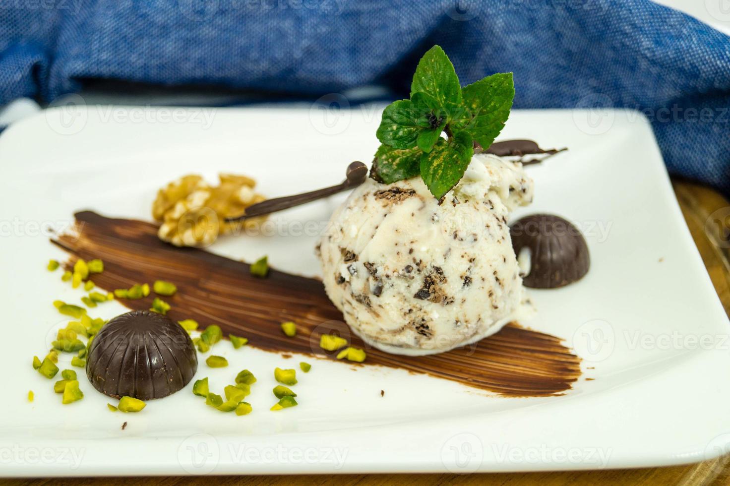 stracciatella italiensk glass med mörk choklad foto