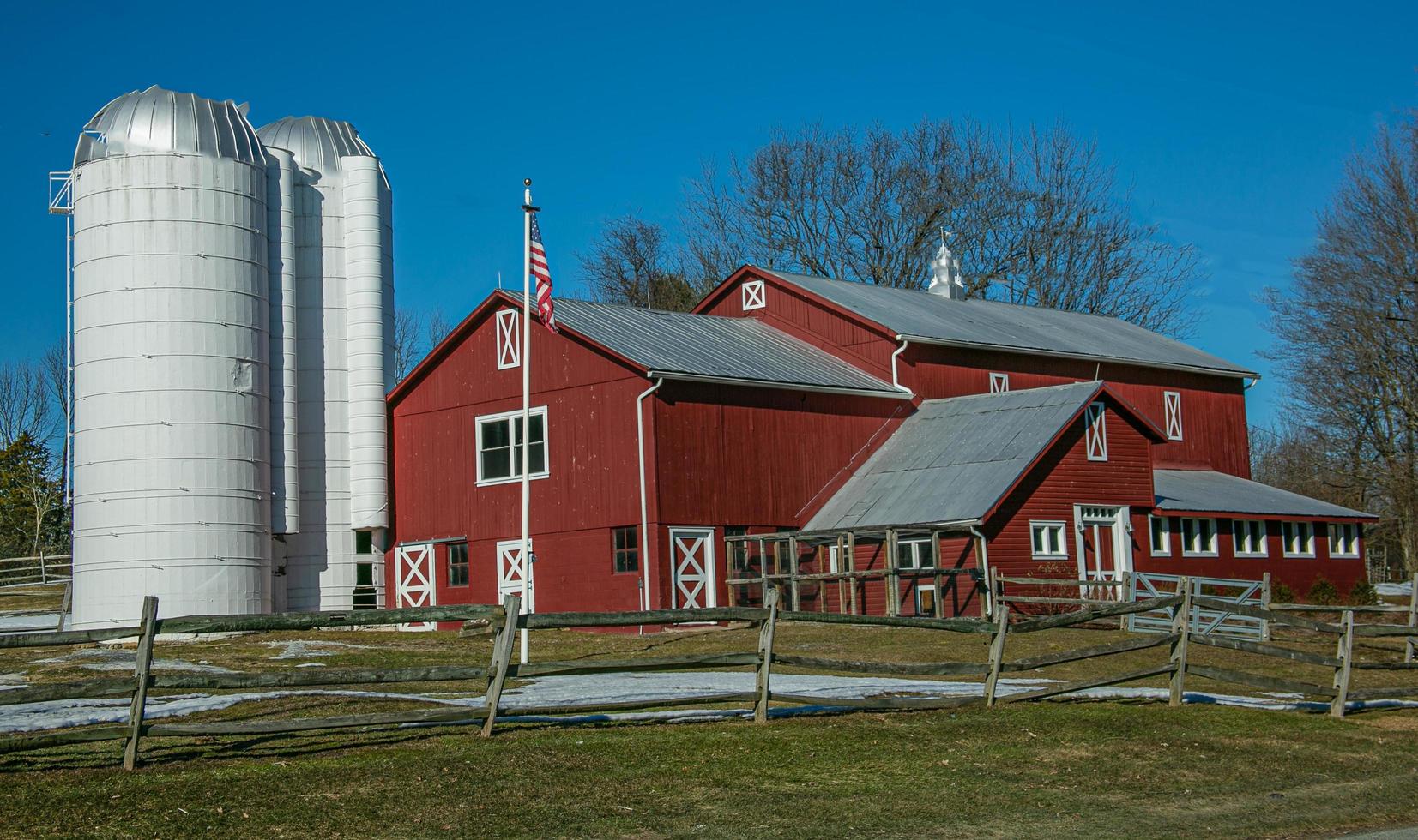 röd ladugård med vit silo i warwick ny foto