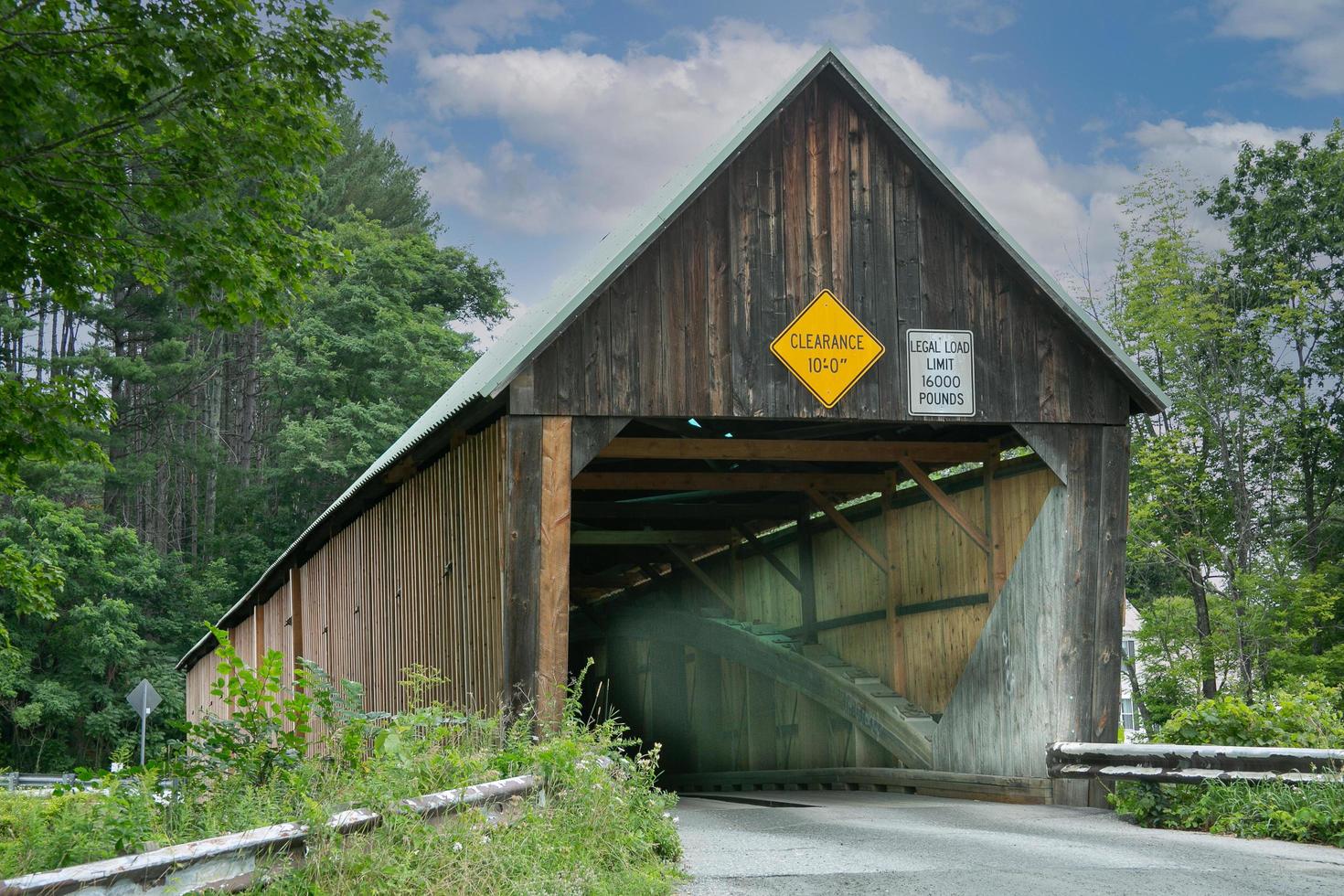 täckt bro i woodstock vermont foto